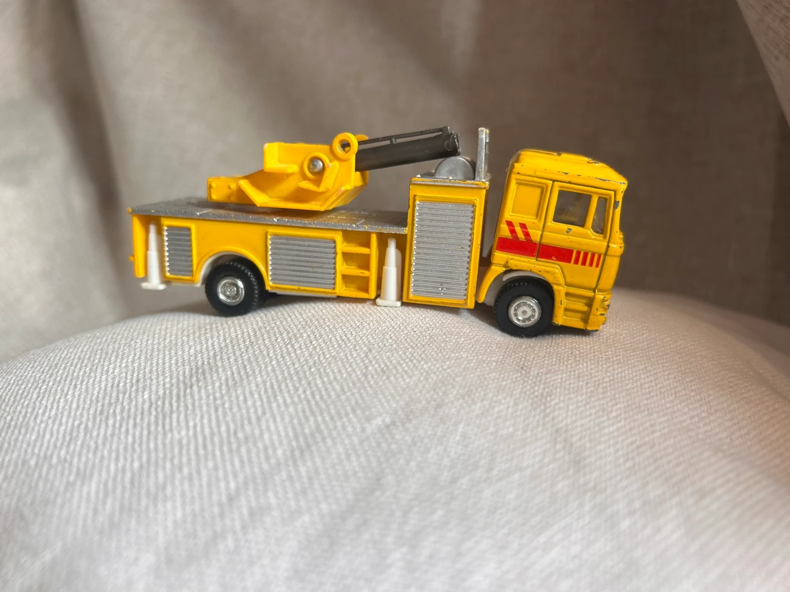 Yellow Miniature MAN Truck – photo 7